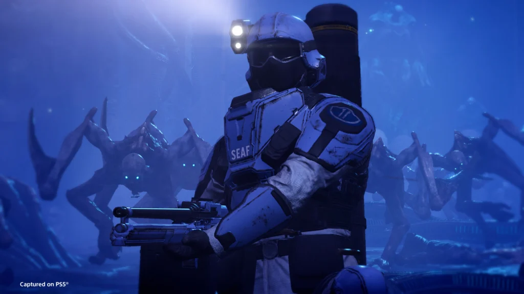A horde of Illuminate Wretches approaching a SEAF Machine Gunner from behind in the Helldivers 2 Devoid of Liberty update